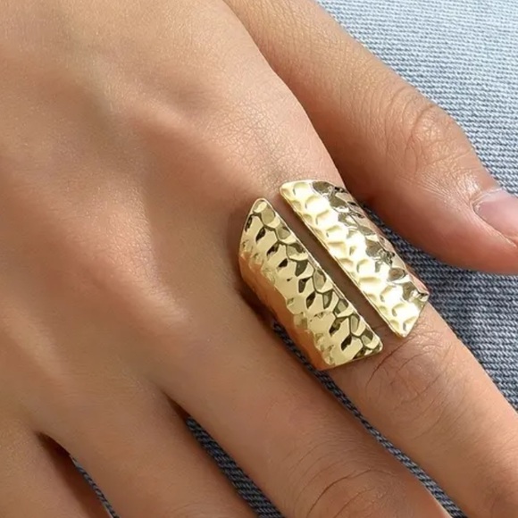 Jewelry - NWT Gold tone open hammer pattern minimalist bohemian ring one size new